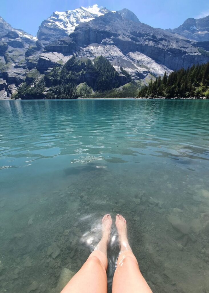 mis piernas en el lago Oeschinensee
