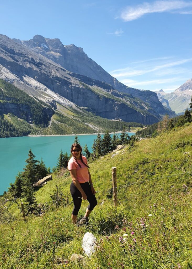 yo con el lago Oeschinensee de fondo