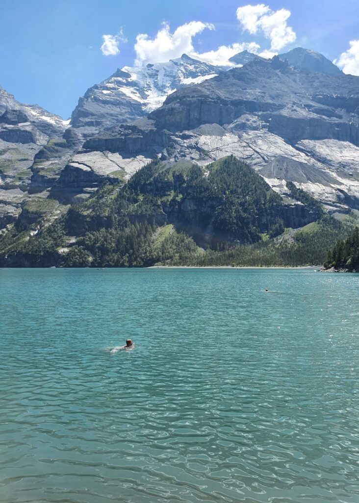 una persona nadando en Oeschinensee