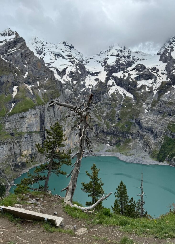 foto del lago Oeschinensee subiendo por el sendero