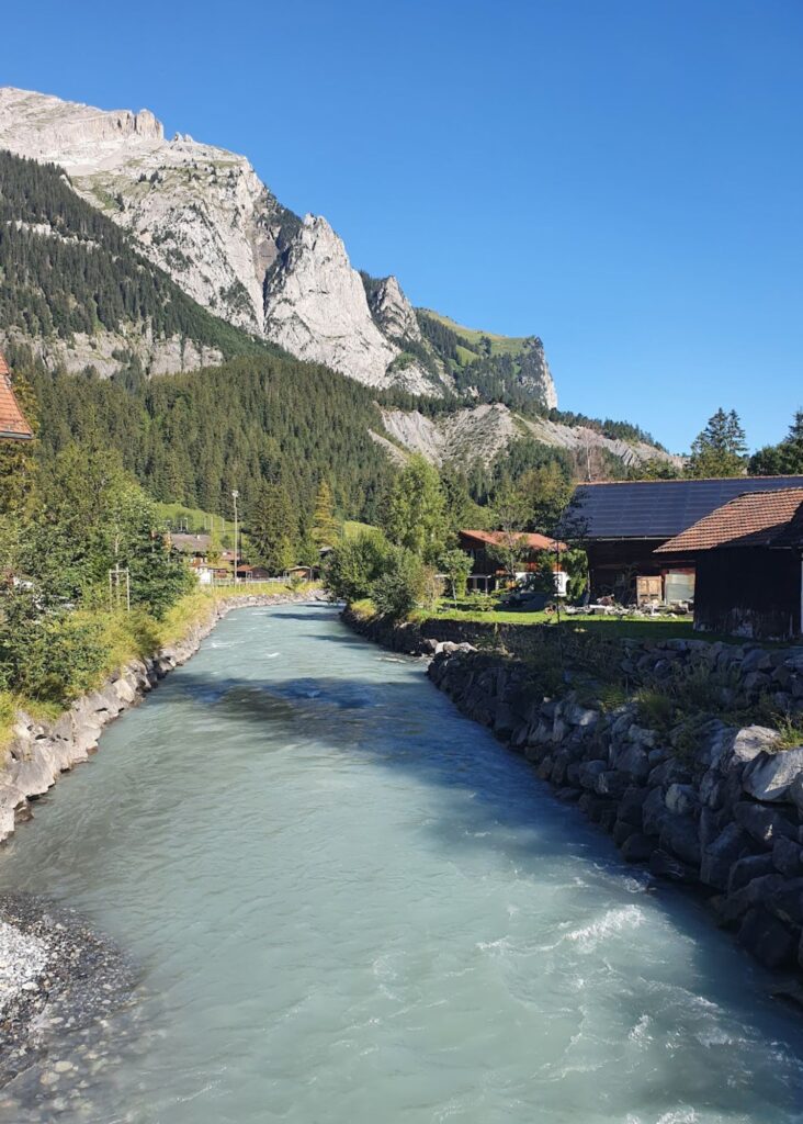 el pueblo de Kandersteg desde donde se llega a  Oeschinensee