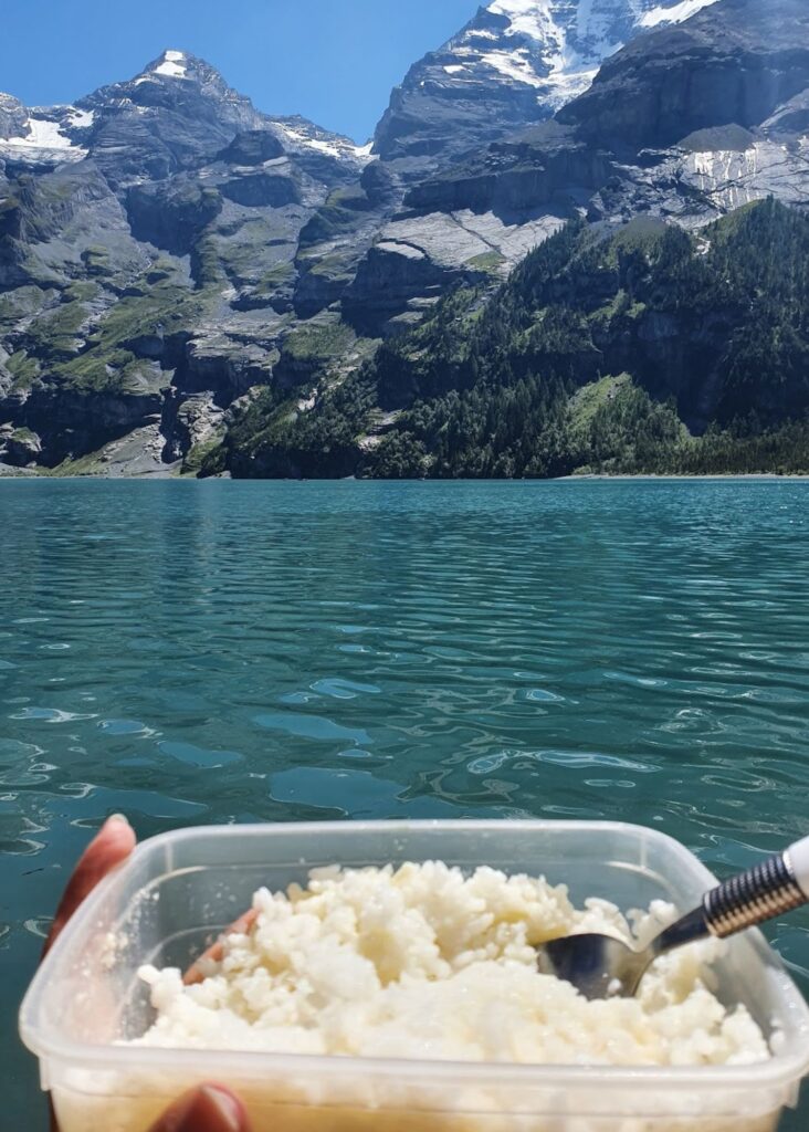 comiendo arroz en Oeschinensee