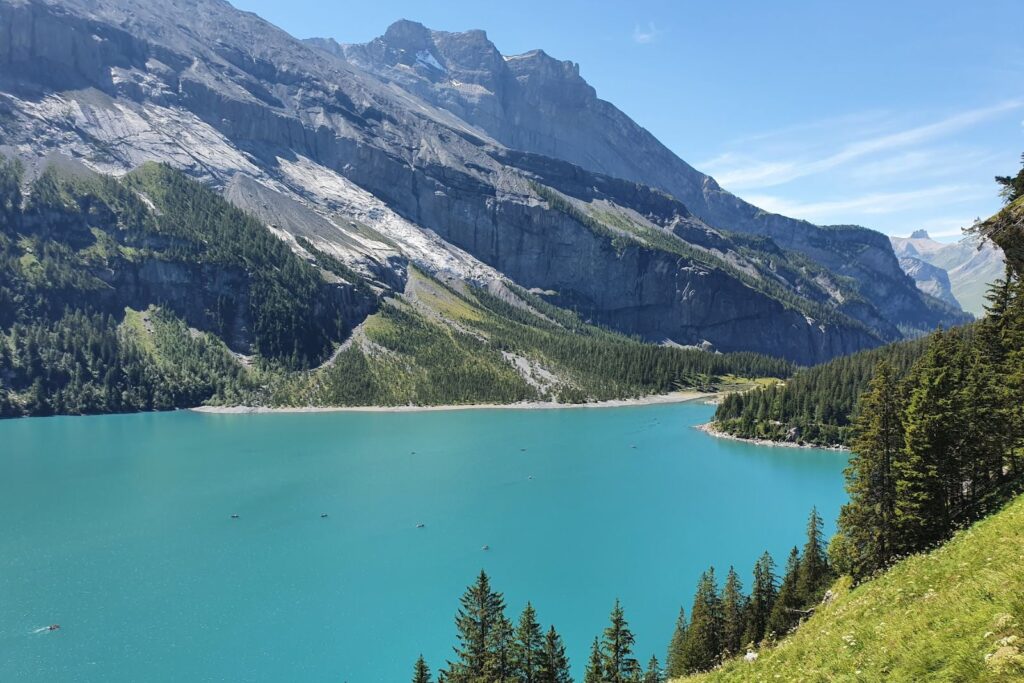El lago Oeschinensee, uno de los más lindos de Suiza