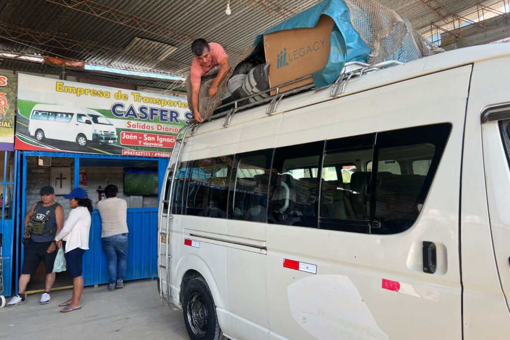 la combi que nos llevó de jaen a san ignacio para cruzar la frontera de Perú a ecuador por la balsa