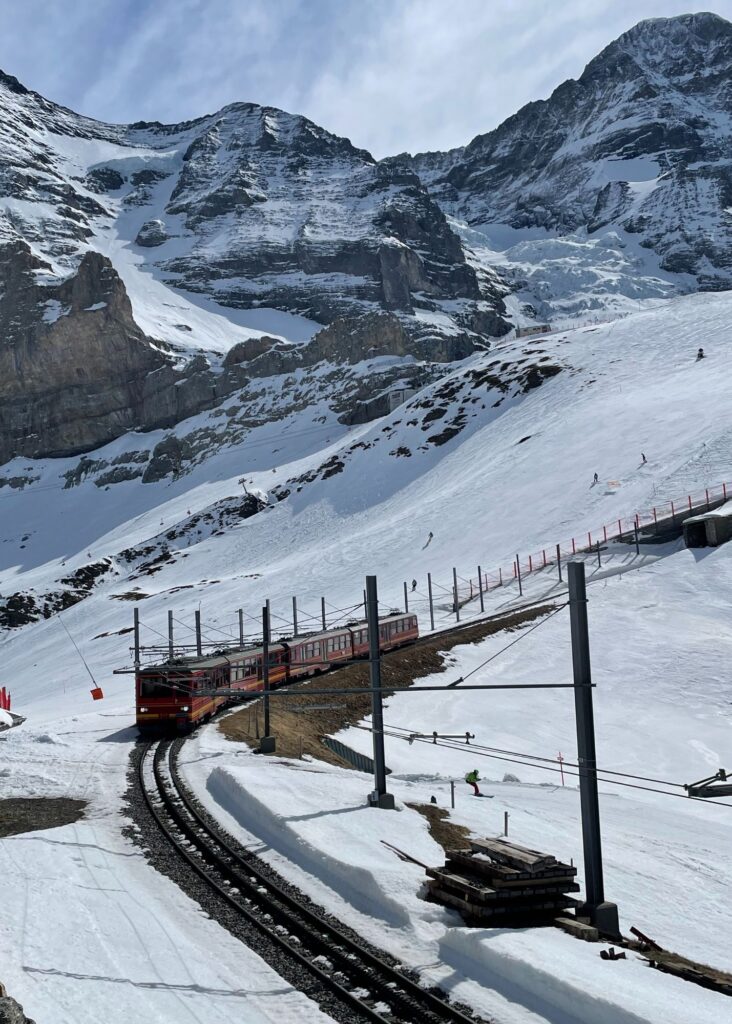 El tren que te lleva al Jungfraujoch, una de las cosas imperdibles que hacer en Grindelwald Suiza