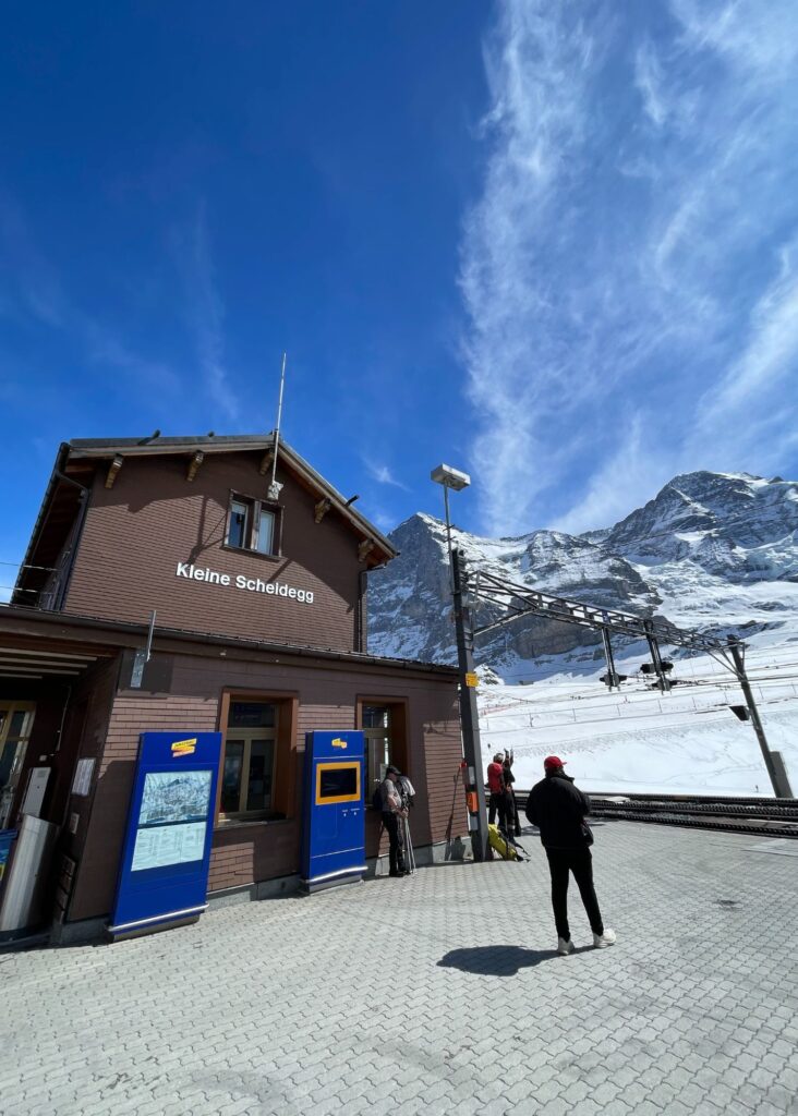 Kleine Scheidegg, una parada intermedia camino al Jungfraujoch, de lo mejor que ver en Grindelwald Suiza
