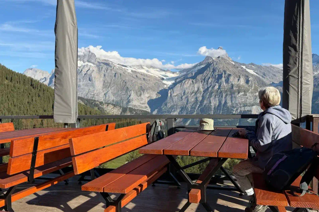 Un restaurant en Bussalp con vistas de los alpes suizos