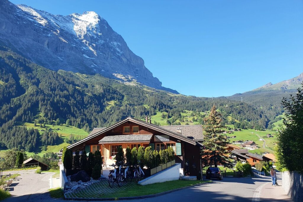 Una de las mejores cosas que hacer en Grindelwald es caminar por el pueblito y apreciar las casitas alpinas