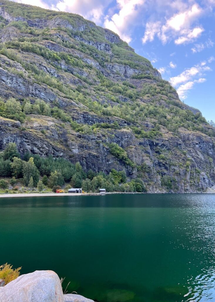 pasear a lo largo del fiordo es una de las mejores cosas que ver en Flam