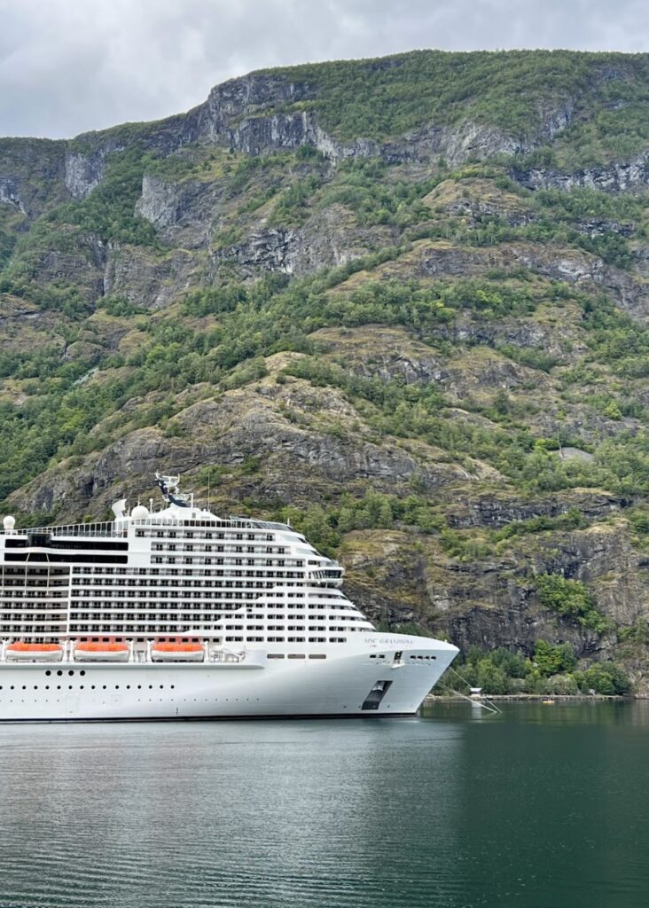 un crucero en el puerto de Flam, una forma memorable de llegar a Flam