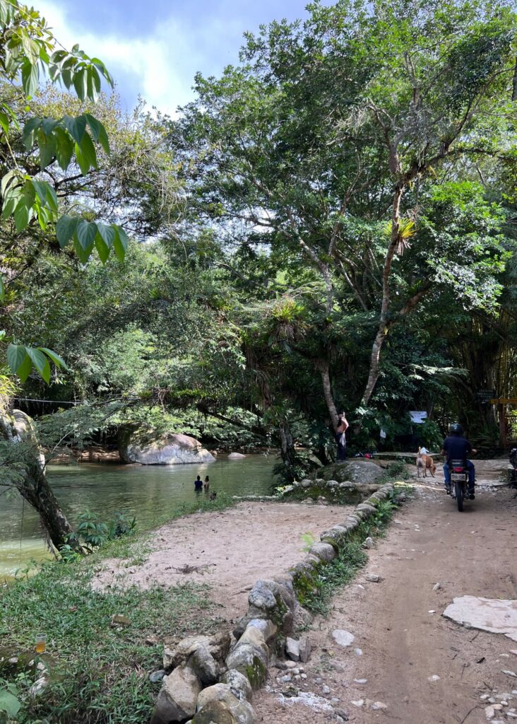el sendero que bordea al rio cerca de san rafael antioquia