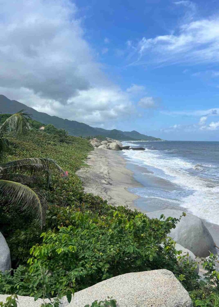 las playas del tayrona donde puedes acampar y oir el sonido de las olas