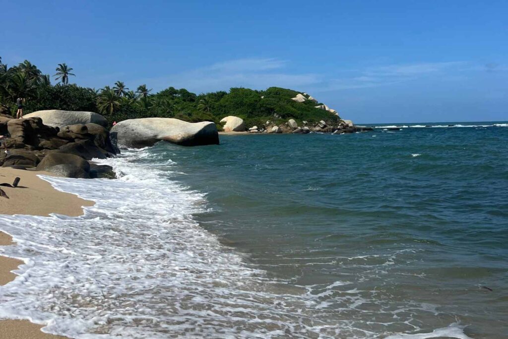 una playa en el tayrona