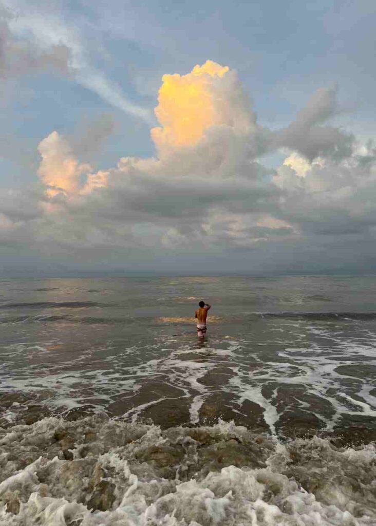 nadar en el mar otro imperdible que hacer en palomino aunque el mar es bastante bravo