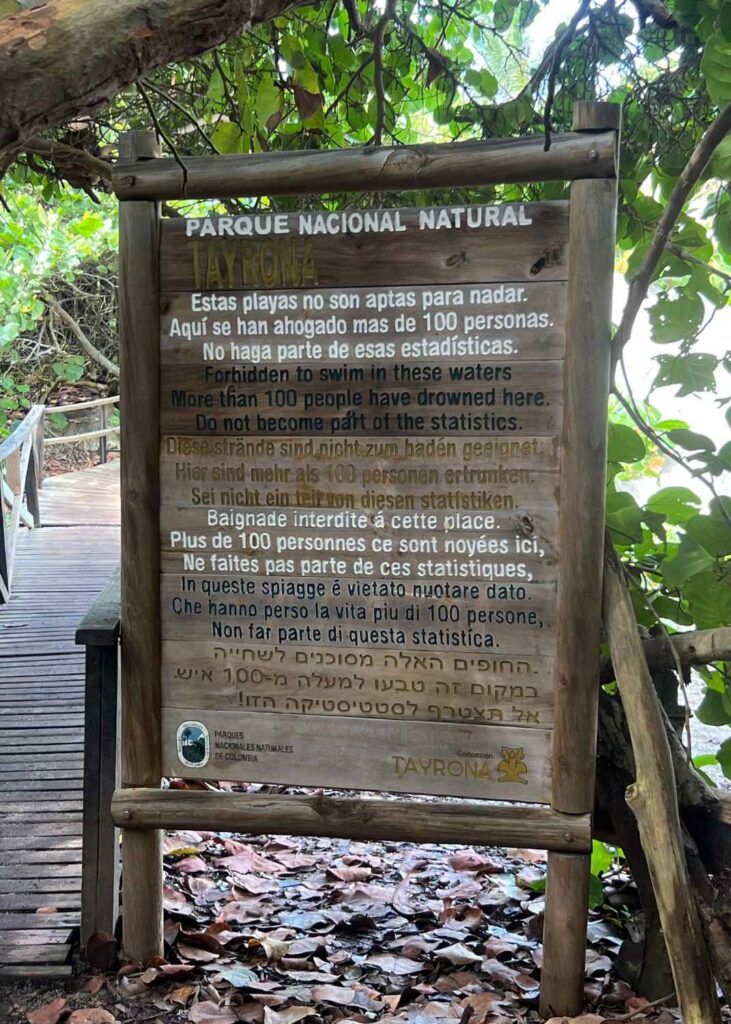 cartel que prohibe nadar en algunas playas en el tayrona