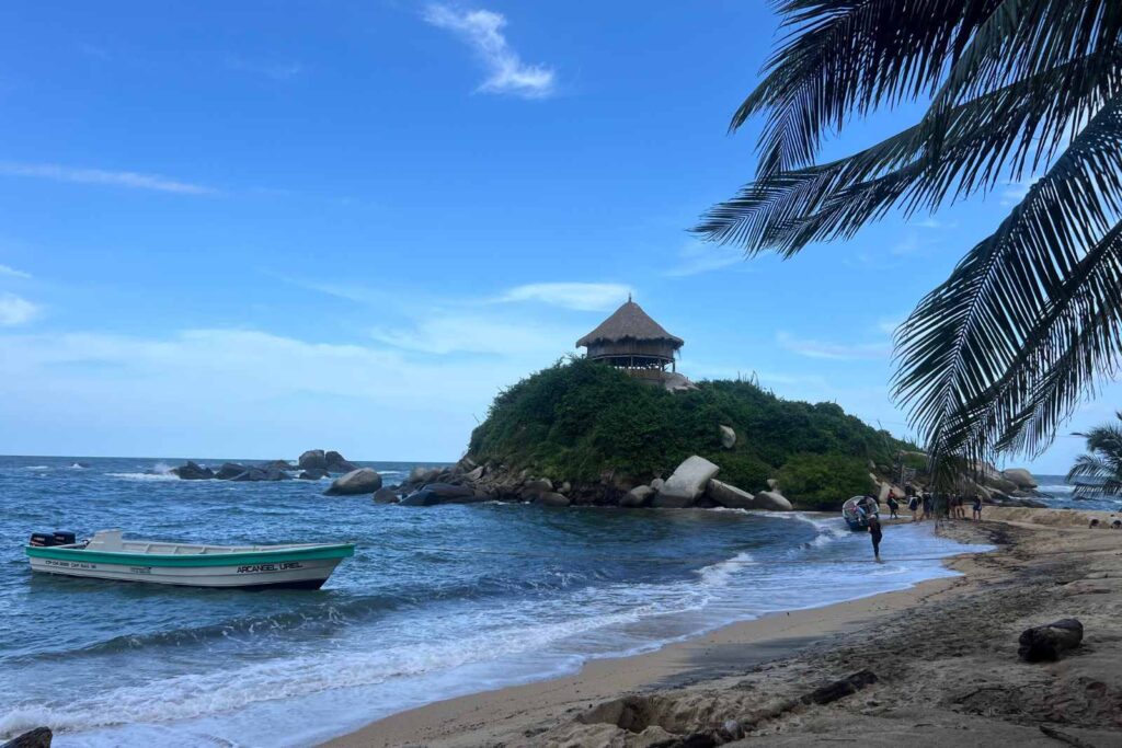 cabo san juan y el mirador con las hamacas para acampar en el parque tayrona