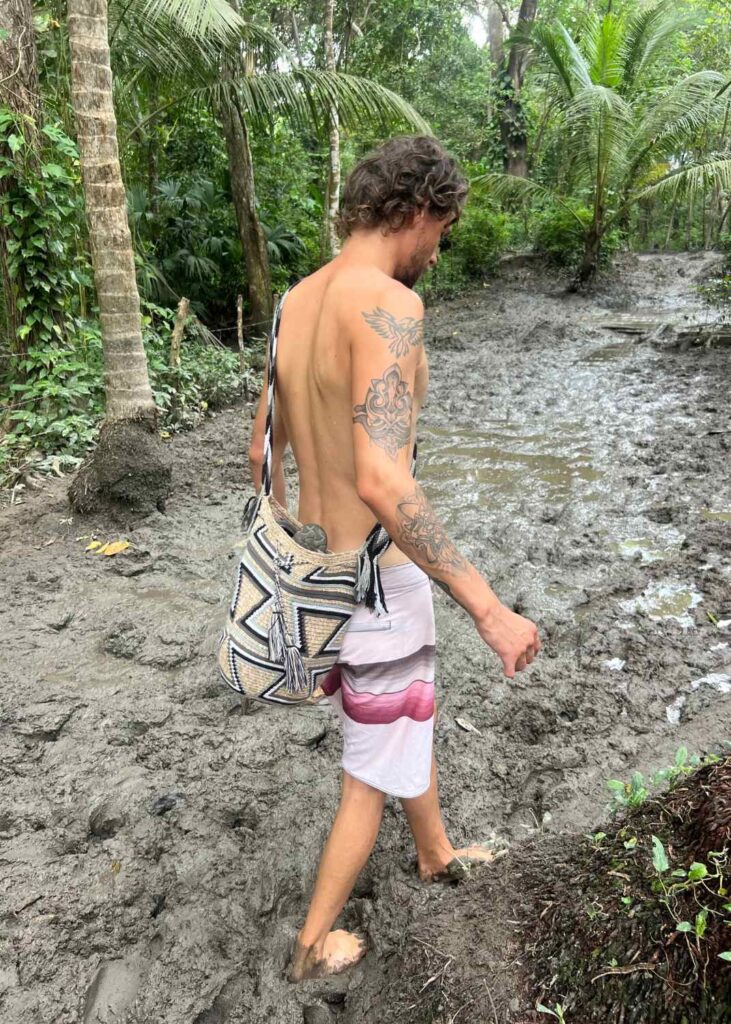 el barro en el parque tayrona, caminar es una de las formas de como llegar al parque tayrona