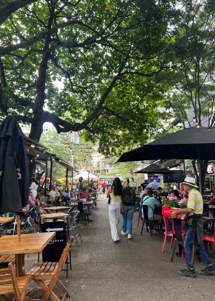 foto de el poblado, una de las mejores zonas donde dormir en medellin