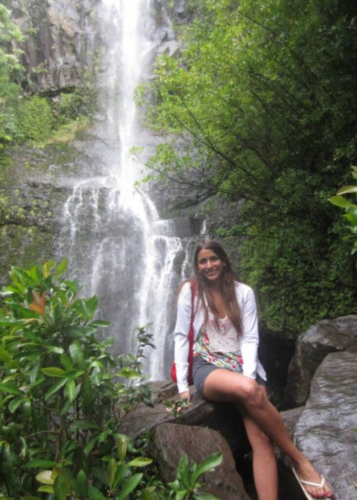 una cascada en el road to hana, una de las cosas imprescindibles que hacer en Maui, una isla que elegir en hawaii