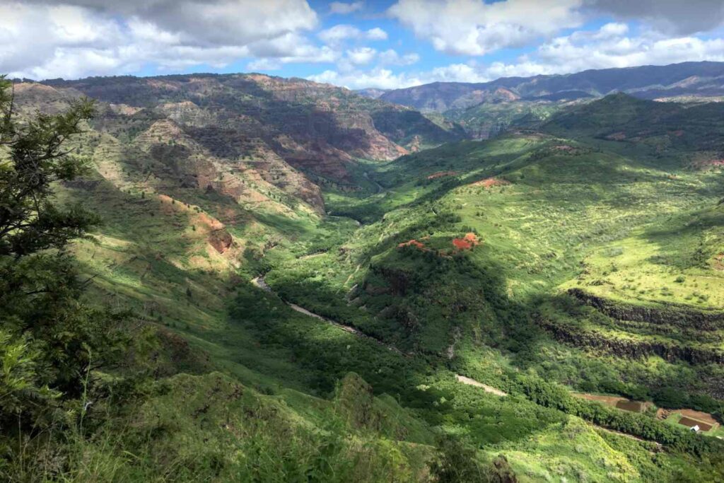 el cañon de waymea en Kauai, una de las mejores islas que visitar en Hawaii para los aventureros