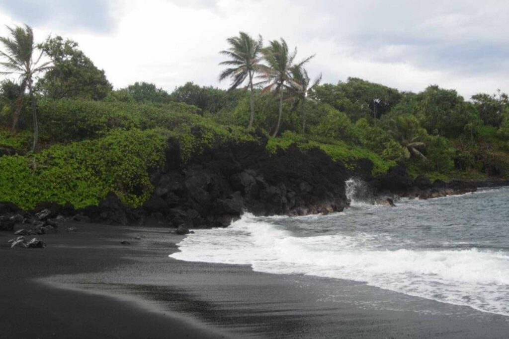 playa de arena negra en Road To Hana, maui hawaii