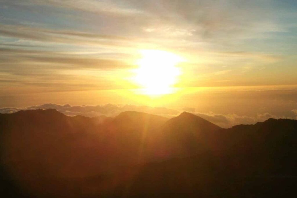el amanecer en el haleakala, un volcan en maui