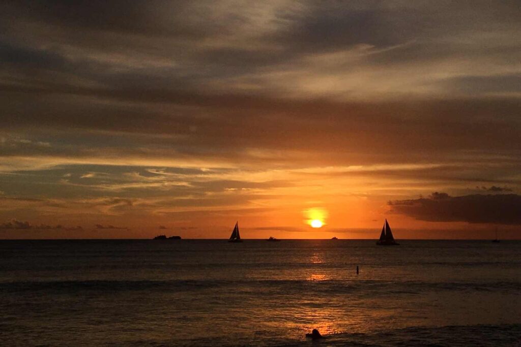 El atardecer es una actividad imperdible que ver en Waikiki, Honolulu