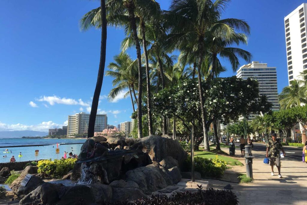 Caminar por la avenida Kalakaua es un imprescindible que hacer en Waikiki, Honolulu