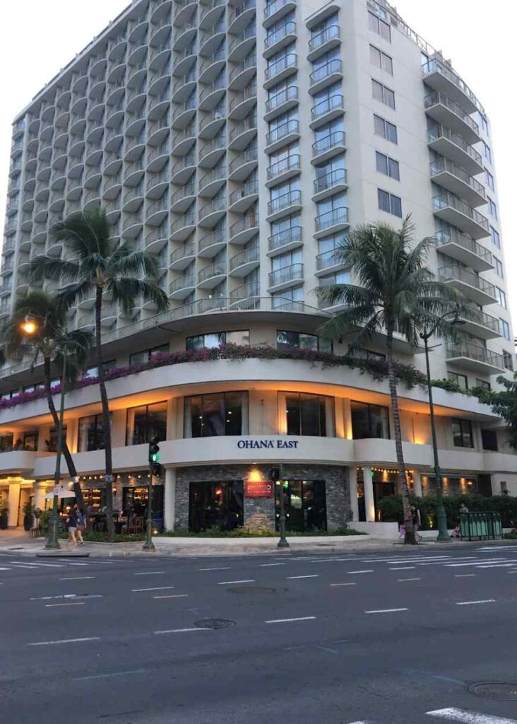 Un edificio en la avenida Kalakaua en Waikiki