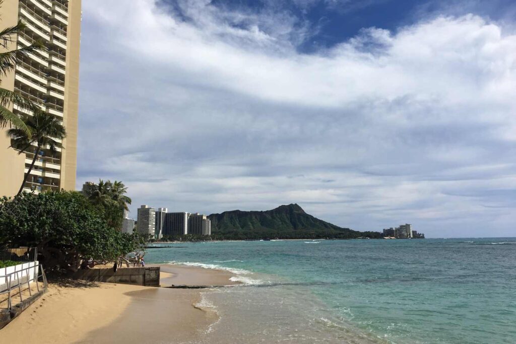 La playa de Waikiki con Diamond Head de fondo