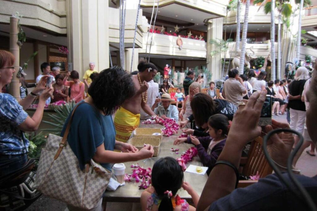 Armar collares o leis es una de las actividades que hacer en waikiki gratis.