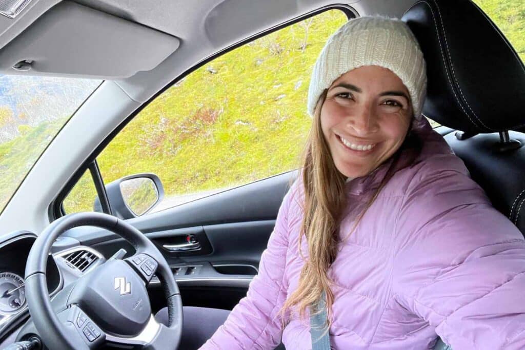Foto mía recorriendo Lofoten gracias a que alquilé un coche en Noruega
