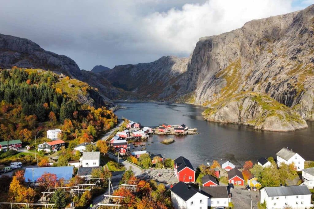 alquilar un coche en Noruega es fundamental para ver este tipo de paisajes