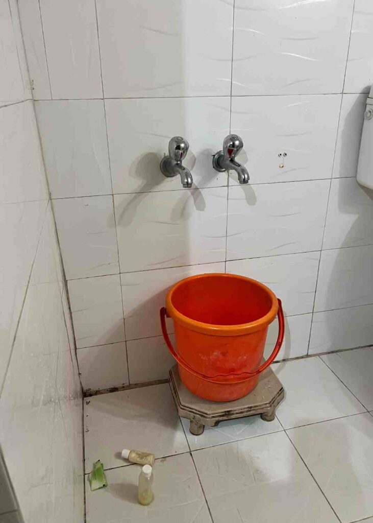 baño con cubeta en India, uno de mis consejos para elegir hoteles en India es preguntar si tienen ducha