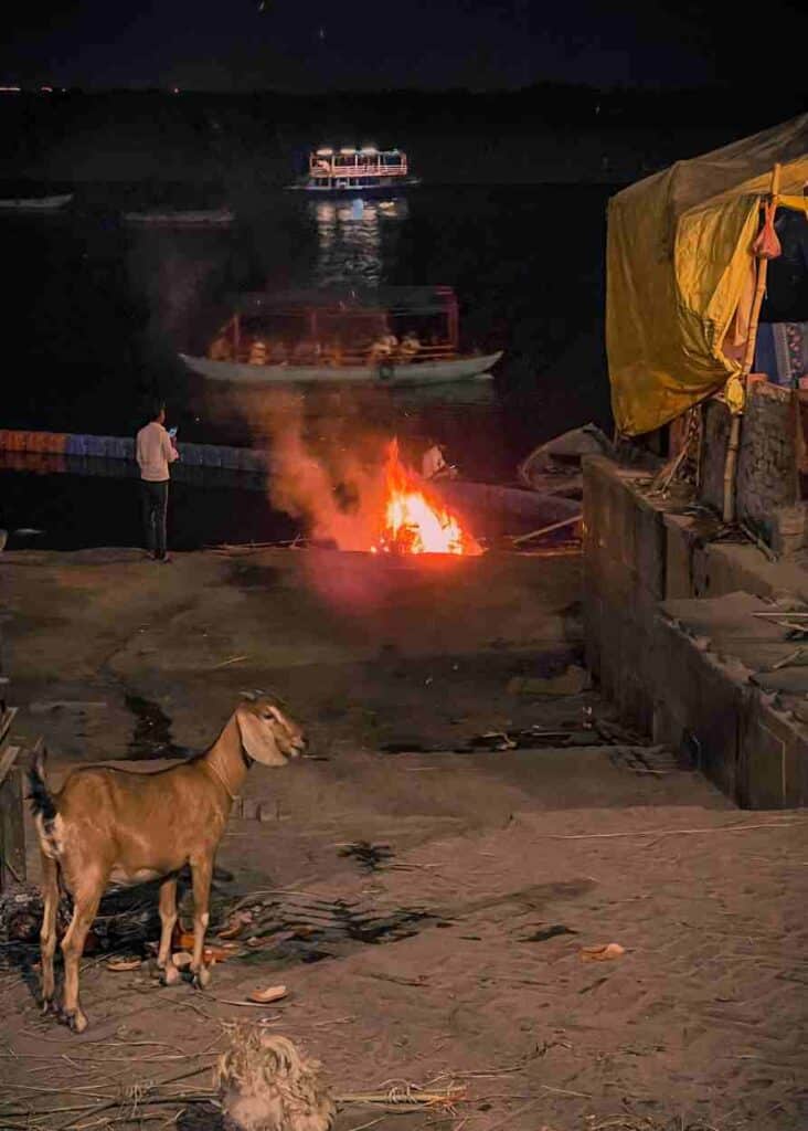 Harishchandra Ghat, en donde se llevan a cabo algunas cremaciones en Varanasi