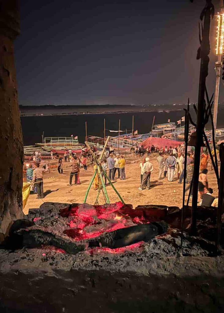 El fuego eterno con el que se enciende el fuego para las cremaciones en Varanasi