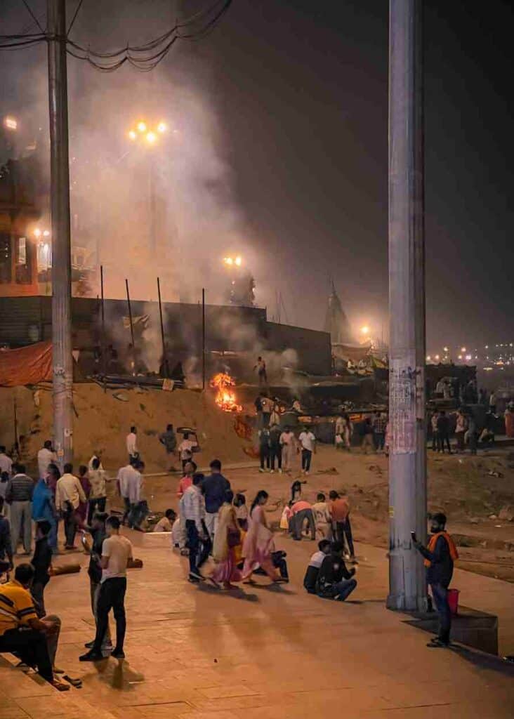 Gente observando una cremación en Varanasi