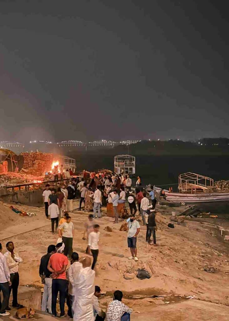 Los familiares de un fallecido durante una cremación en Varanasi