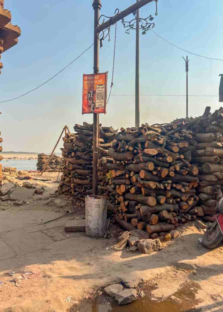 La madera que se usa para las cremaciones en Varanasi