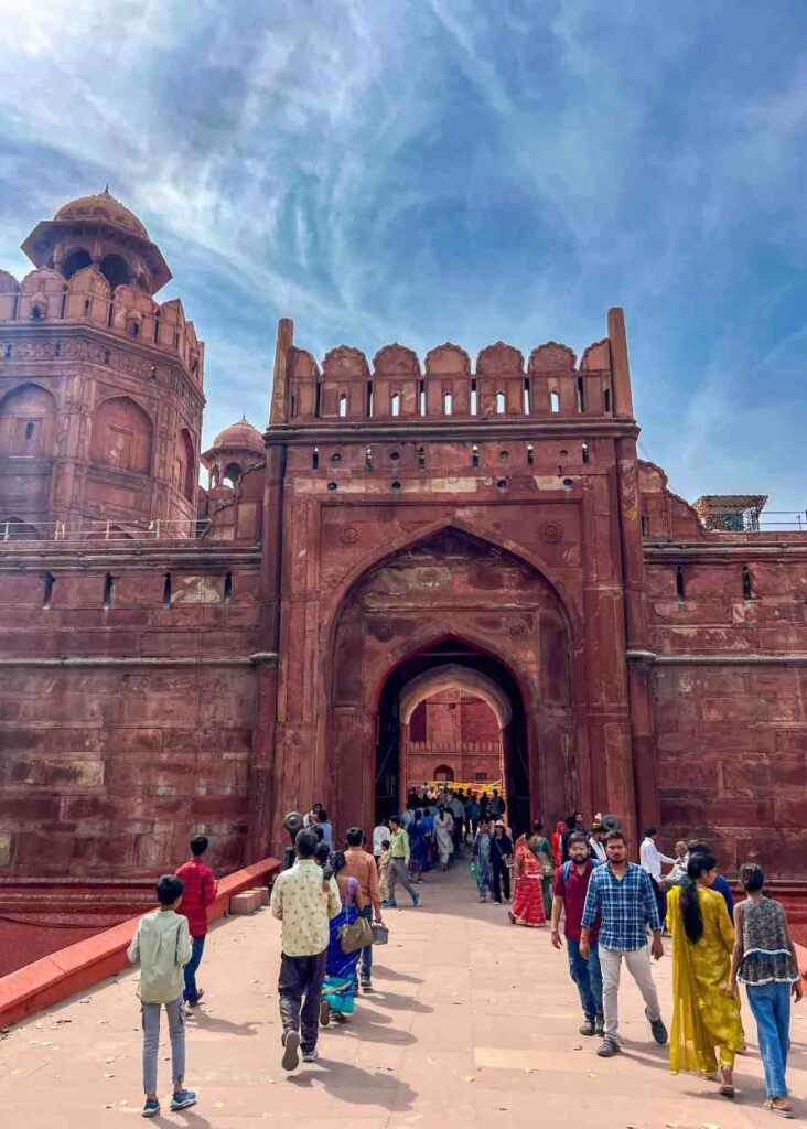la entrada principal del fuerte rojo de delhi