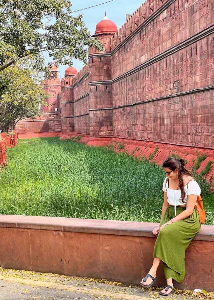 en la entrada del fuerte rojo de delhi