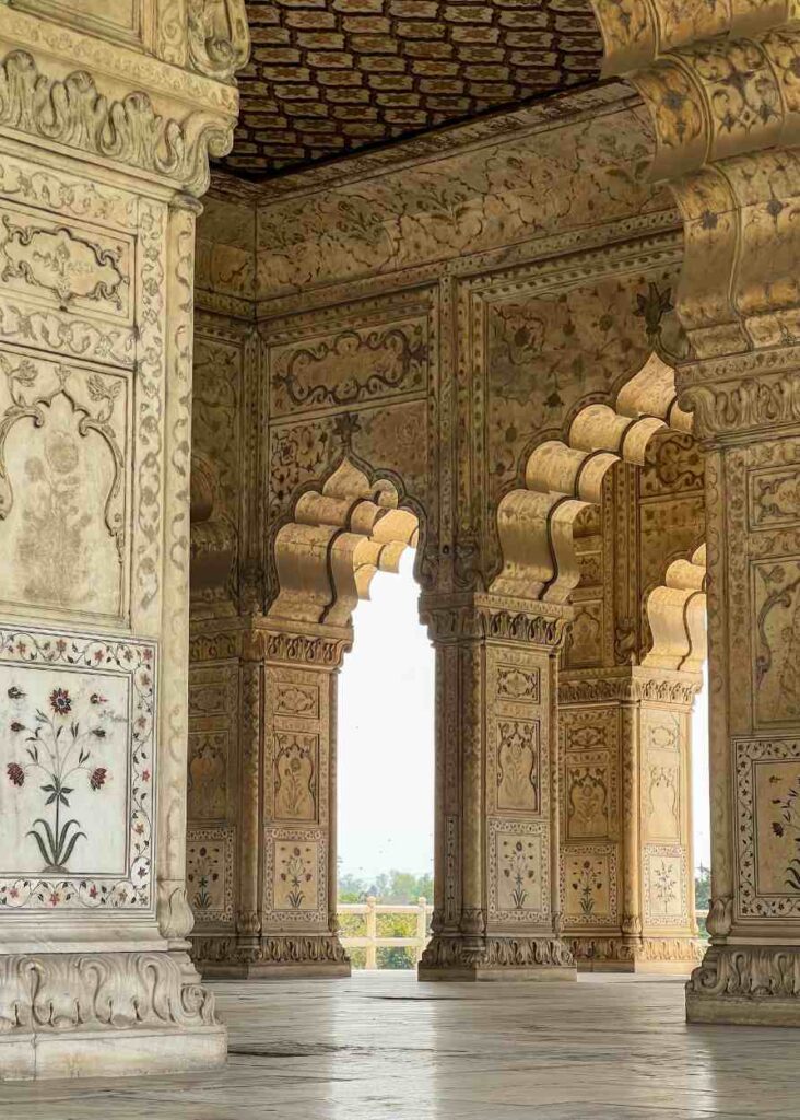 uno de los emblemáticos edificios dentro del fuerte rojo de delhi