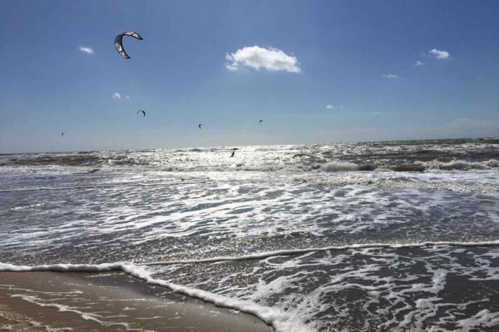 La playa de zandvoort, uno de los pueblos bonitos cerca de amsterdam que hay que visitar