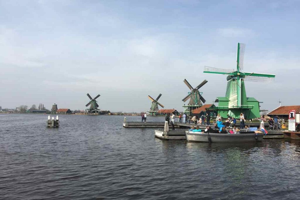 zaanse schans es un puebito lleno de molinos cerca de Amsterdam