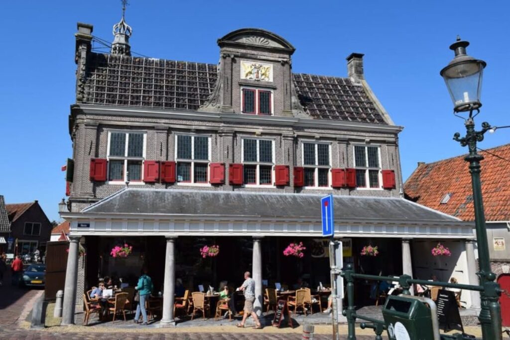 Un café en Monnickendam, uno de los pueblos más lindos cerca de amsterdam