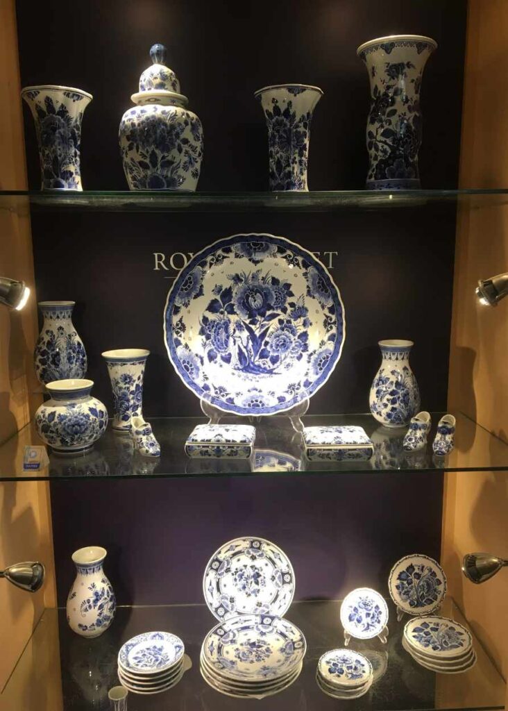 fotos de la cerámica azul de Delft en el museo royal delft, uno de los lugares que hay que ver en Delft