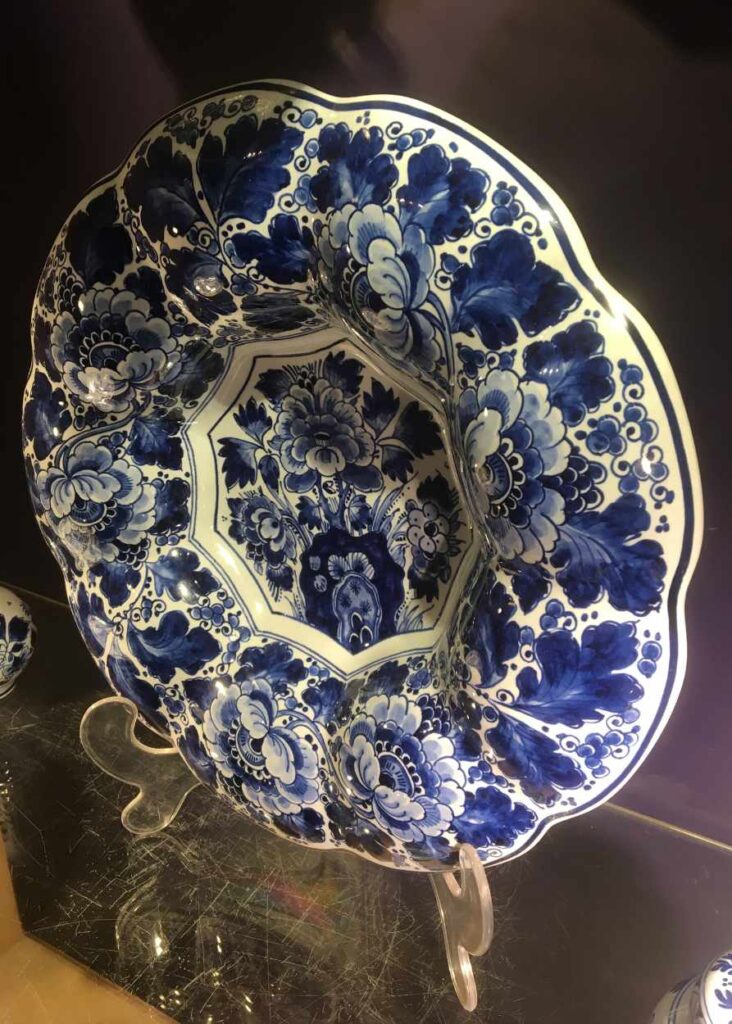 fotos de la cerámica azul de Delft en el museo royal delft, uno de los lugares que hay que ver en Delft