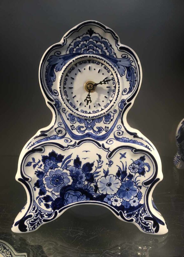 fotos de la cerámica azul de Delft en el museo royal delft, uno de los lugares que hay que ver en Delft