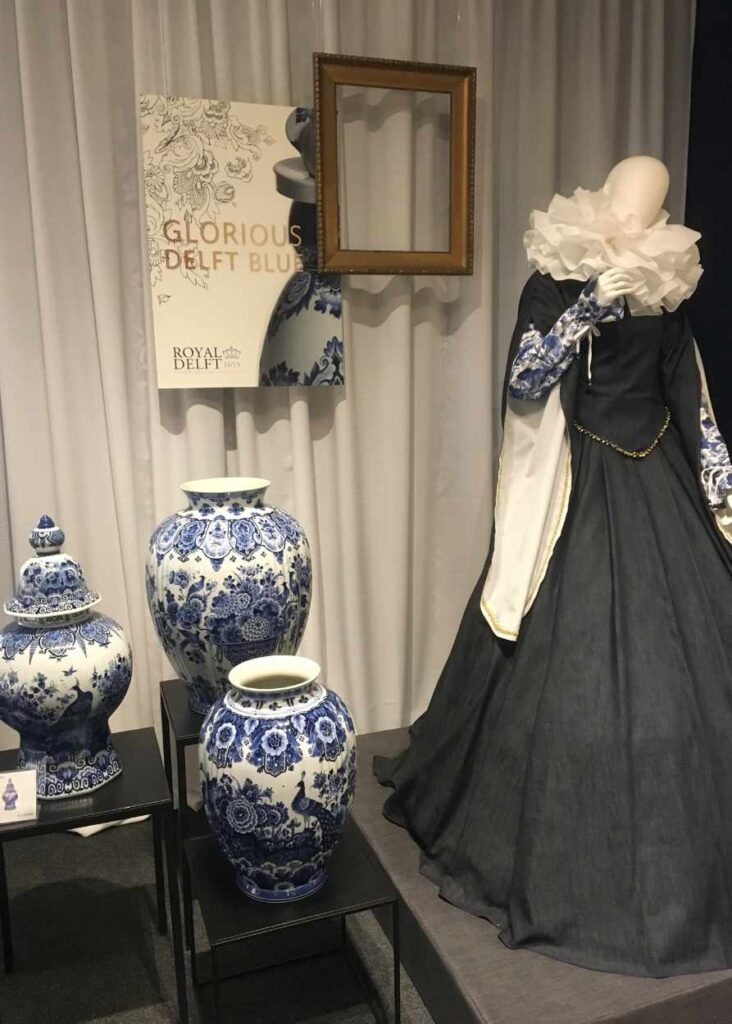 fotos de la cerámica azul de Delft en el museo royal delft, uno de los lugares que hay que ver en Delft