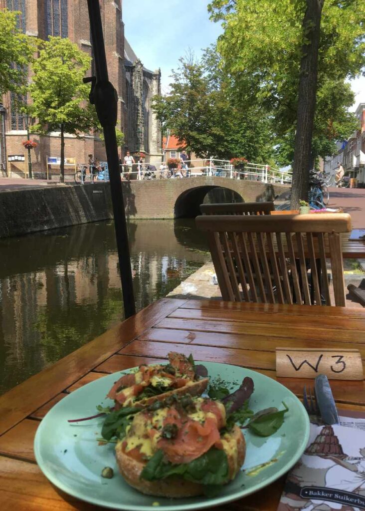 Tomando un café frente al canal, una de las mejores cosas que hacer en Delft
